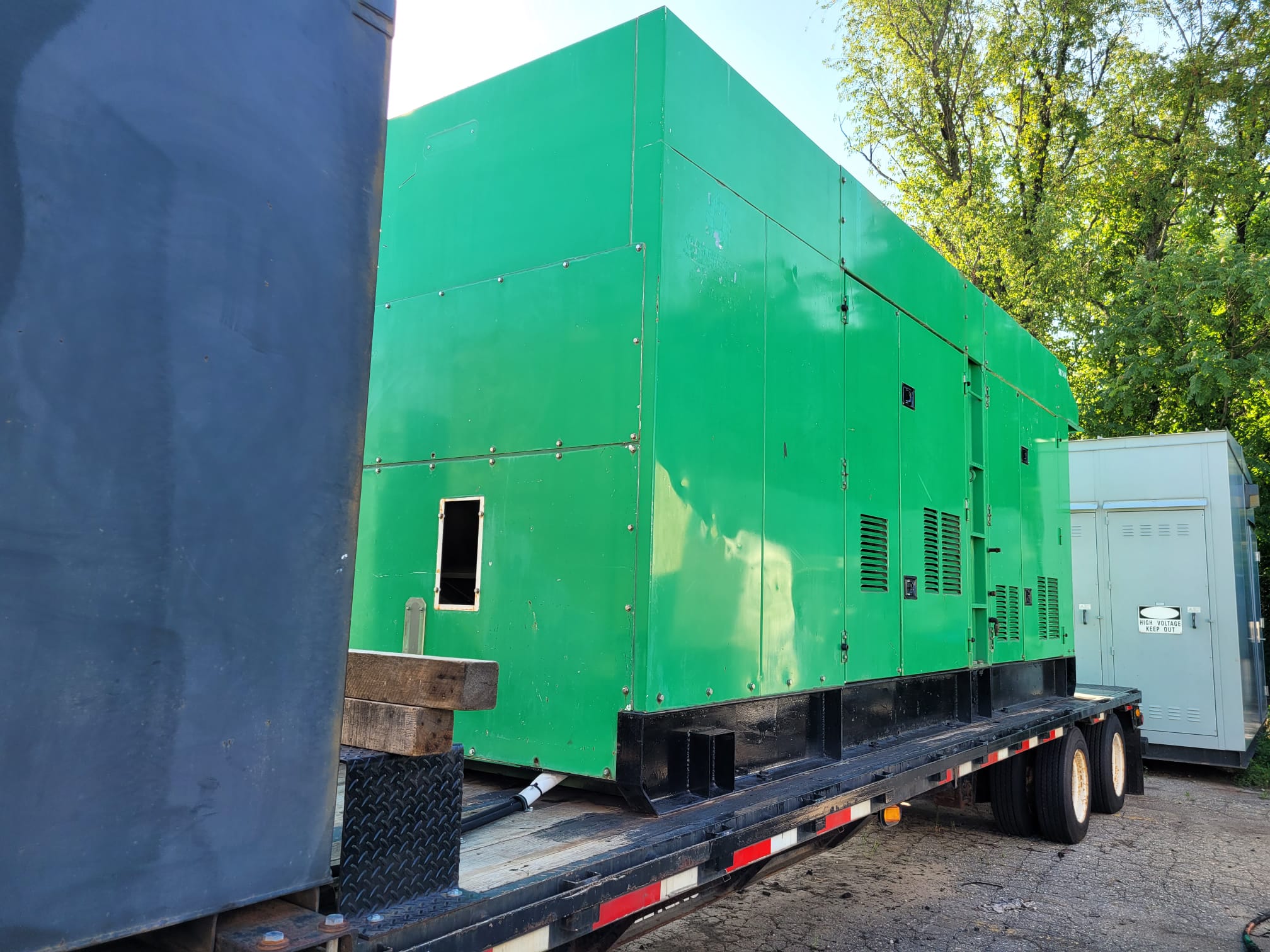 Used 640 kW MQ WhisperWatt800 DCA-800SSK Portable Diesel Generator